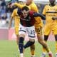 El jugador del Bolonia Nadir Zortea (I) y el del Pisa Louis Thomas Buffon en acció en Bonia, Italia. EFE/EPA/SERENA CAMPANINI