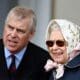 Imagen fechada en 2018 de la fallecida reina Isabel II de Inglaterra y su hijo, el príncipe Andrés. EFE/ Neil Hall