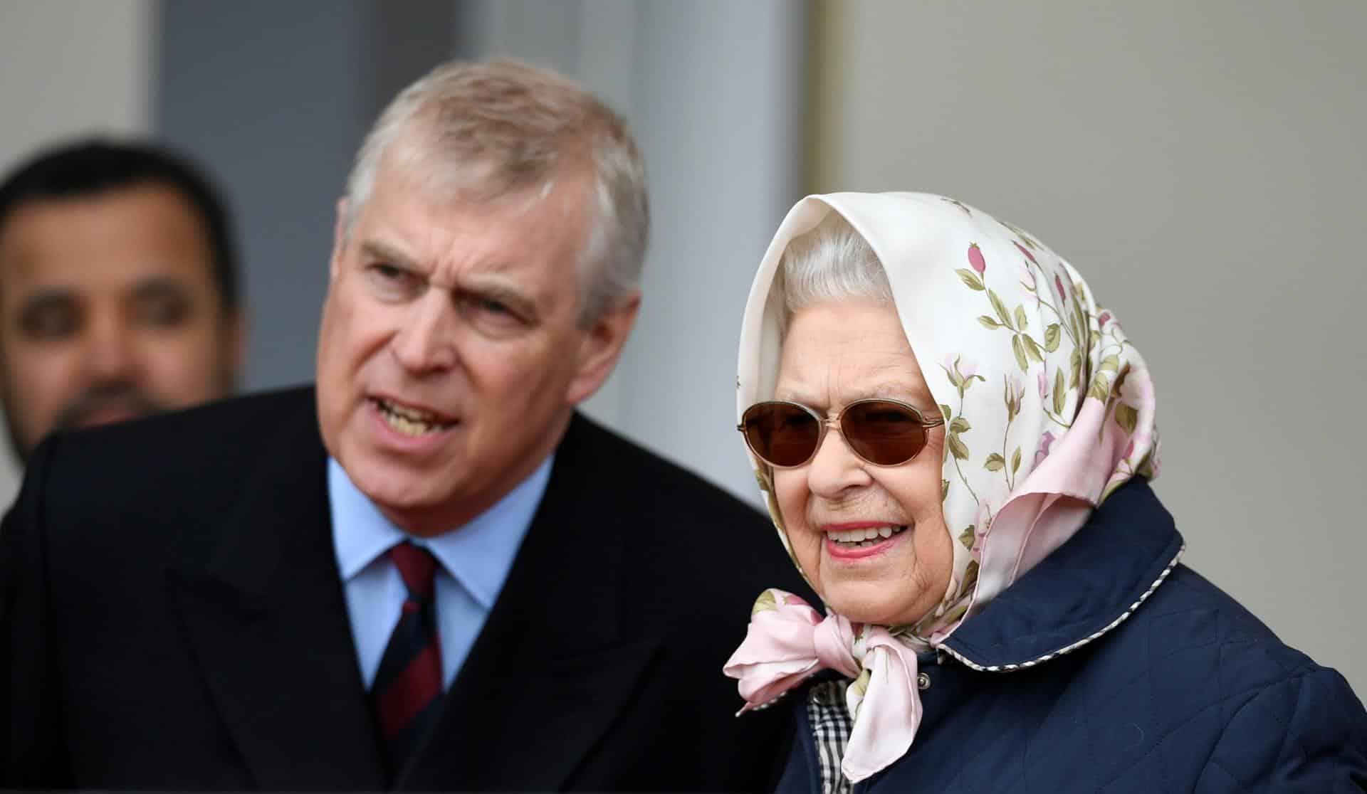 Imagen fechada en 2018 de la fallecida reina Isabel II de Inglaterra y su hijo, el príncipe Andrés. EFE/ Neil Hall