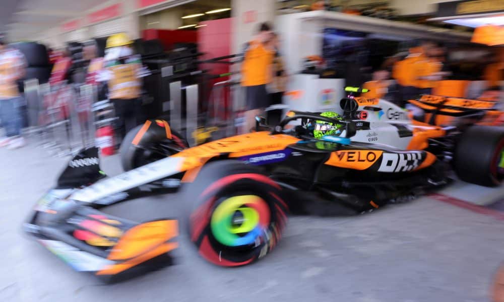 El británico Lando Norris de McLaren participa durante la tercera sesión de entrenamientos del Gran Premio de México de la Fórmula Uno este sábado, en el Autódromo Hermanos Rodríguez en Ciudad de México (México). EFE/ Issac Esquivel