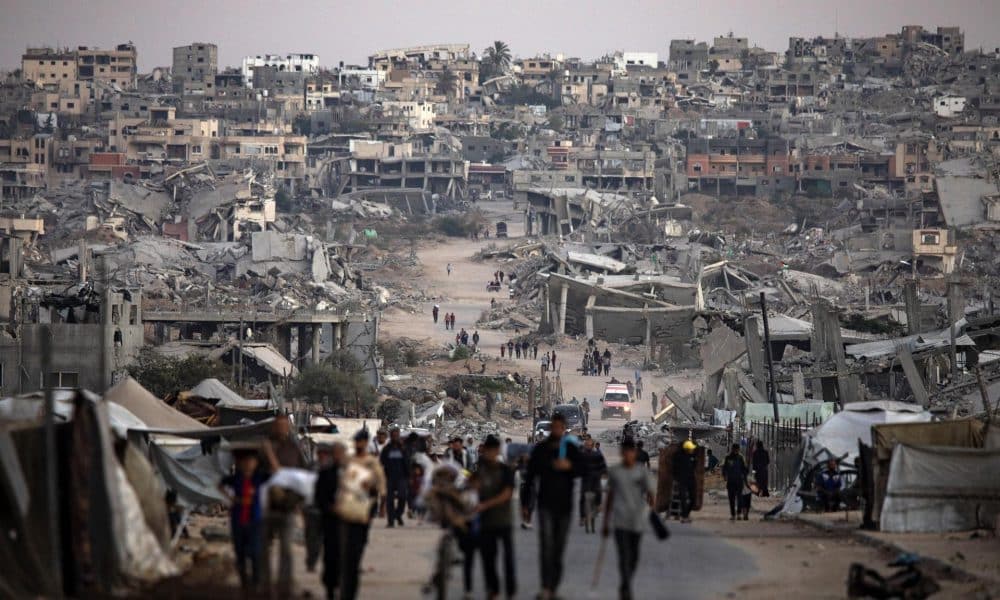 Palestinos caminan entre las ruinas de sus hogares destruidos en Khan Younis, en la franja de Gaza sur, el 25 de octubre de 2025. 
EFE/EPA/HAITHAM IMAD
 
//////////
 
GAZA (---), 25/10/2025.- Palestinians walk among the ruins of their destroyed homes in Khan Younis, southern Gaza Strip, 25 October 2025. EFE/EPA/HAITHAM IMAD
