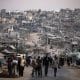 Palestinos caminan entre las ruinas de sus hogares destruidos en Khan Younis, en la franja de Gaza sur, el 25 de octubre de 2025. 
EFE/EPA/HAITHAM IMAD
 
//////////
 
GAZA (---), 25/10/2025.- Palestinians walk among the ruins of their destroyed homes in Khan Younis, southern Gaza Strip, 25 October 2025. EFE/EPA/HAITHAM IMAD