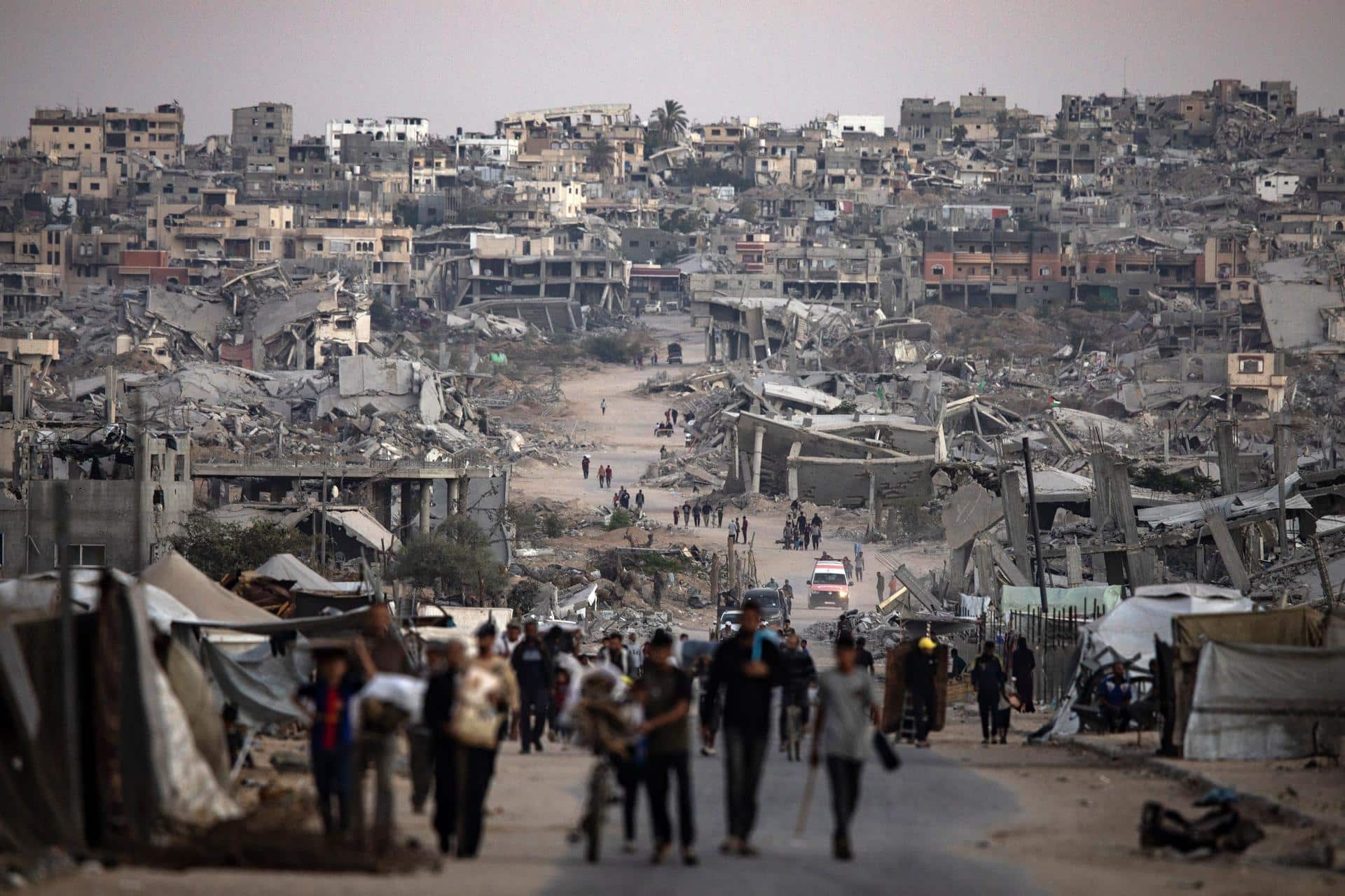 Palestinos caminan entre las ruinas de sus hogares destruidos en Khan Younis, en la franja de Gaza sur, el 25 de octubre de 2025. 
EFE/EPA/HAITHAM IMAD
 
//////////
 
GAZA (---), 25/10/2025.- Palestinians walk among the ruins of their destroyed homes in Khan Younis, southern Gaza Strip, 25 October 2025. EFE/EPA/HAITHAM IMAD
