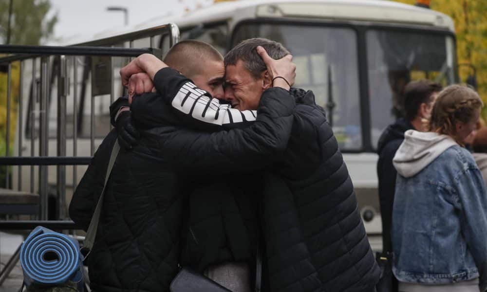 Foto Archivo.  Los reclutas rusos se despiden de sus familiares en una oficina de reclutamiento durante la movilización militar parcial de Rusia en Moscú, Rusia, el 27 de septiembre de 2022. El presidente ruso Putin anunció en un discurso televisado a la nación el 21 de septiembre la firma de un decreto sobre la movilización parcial en la Federación Rusa debido al conflicto en Ucrania. El ministro de Defensa ruso, Shoigu, declaró que 300.000 personas serían convocadas al servicio militar como parte de la movilización. El 24 de febrero de 2022, tropas rusas entraron en territorio ucraniano en lo que el presidente ruso denominó una "Operación Militar Especial", iniciando un conflicto armado que ha provocado destrucción y una crisis humanitaria. (Rusia, Ucrania, Moscú)) EFE/EPA/YURI KOCHETKOV
