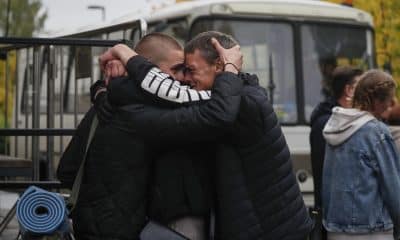 Foto Archivo.  Los reclutas rusos se despiden de sus familiares en una oficina de reclutamiento durante la movilización militar parcial de Rusia en Moscú, Rusia, el 27 de septiembre de 2022. El presidente ruso Putin anunció en un discurso televisado a la nación el 21 de septiembre la firma de un decreto sobre la movilización parcial en la Federación Rusa debido al conflicto en Ucrania. El ministro de Defensa ruso, Shoigu, declaró que 300.000 personas serían convocadas al servicio militar como parte de la movilización. El 24 de febrero de 2022, tropas rusas entraron en territorio ucraniano en lo que el presidente ruso denominó una "Operación Militar Especial", iniciando un conflicto armado que ha provocado destrucción y una crisis humanitaria. (Rusia, Ucrania, Moscú)) EFE/EPA/YURI KOCHETKOV