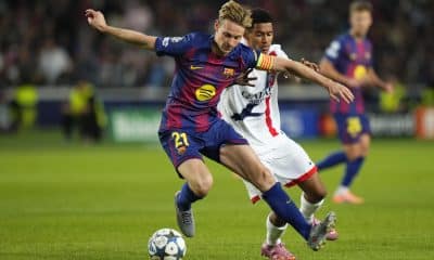 El centrocampista neerlandés del FC Barcelona, Frenkie de Jong (i), se lleva el balón ante el centrocampista del París Saint-Germain, Senny Mayulu, durante el partido de la primera fase de la Liga de Campeones que FC Barcelona y PSG disputaron en el estadio olímpico Lluis Companys. EFE/Siu Wu.