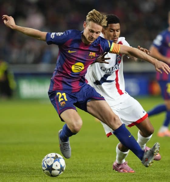 El centrocampista neerlandés del FC Barcelona, Frenkie de Jong (i), se lleva el balón ante el centrocampista del París Saint-Germain, Senny Mayulu, durante el partido de la primera fase de la Liga de Campeones que FC Barcelona y PSG disputaron en el estadio olímpico Lluis Companys. EFE/Siu Wu.
