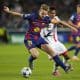 El centrocampista neerlandés del FC Barcelona, Frenkie de Jong (i), se lleva el balón ante el centrocampista del París Saint-Germain, Senny Mayulu, durante el partido de la primera fase de la Liga de Campeones que FC Barcelona y PSG disputaron en el estadio olímpico Lluis Companys. EFE/Siu Wu.