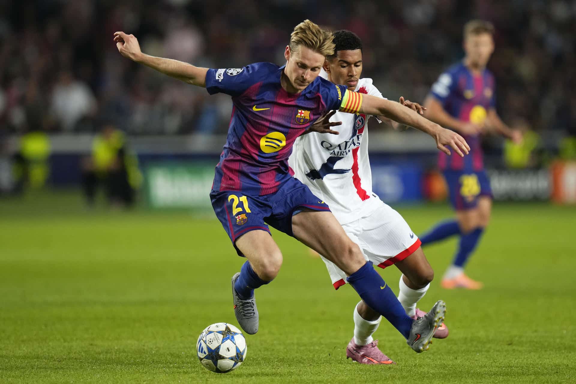 El centrocampista neerlandés del FC Barcelona, Frenkie de Jong (i), se lleva el balón ante el centrocampista del París Saint-Germain, Senny Mayulu, durante el partido de la primera fase de la Liga de Campeones que FC Barcelona y PSG disputaron en el estadio olímpico Lluis Companys. EFE/Siu Wu.