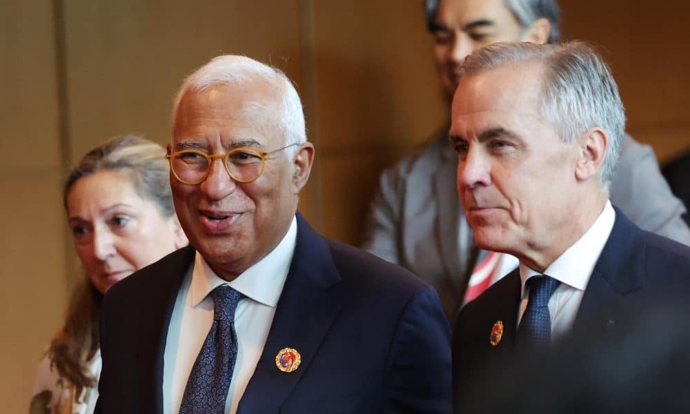 El presidente del Consejo Europeo, Antonio Costa (I), y el primer ministro de Canadá, Mark Carney (D), caminan juntos mientras abandonan una sesión plenaria de la Cumbre de la Asociación de Naciones del Sudeste Asiático (ASEAN) en el Centro de Convenciones de Kuala Lumpur (KLCC) en Kuala Lumpur, Malasia, 26 de octubre de 2025. La 47ª Cumbre de la ASEAN y las Cumbres Relacionadas se celebran en la capital malaya del 26 al 28 de octubre de 2025. (Malasia) EFE/EPA/HOW HWEE YOUNG
 
//////////
 
Kuala Lumpur (Malaysia), 26/10/2025.- European Council President Antonio Costa (L) and Canada's Prime Minister Mark Carney (R) walk together as they leave a plenary session of the Association of Southeast Asian Nations (ASEAN) Summit at the Kuala Lumpur Convention Centre (KLCC) in Kuala Lumpur, Malaysia, 26 October 2025. The 47th ASEAN Summit and Related Summits are being held in the Malaysian capital from 26 to 28 October 2025. (Malasia) EFE/EPA/HOW HWEE YOUNG