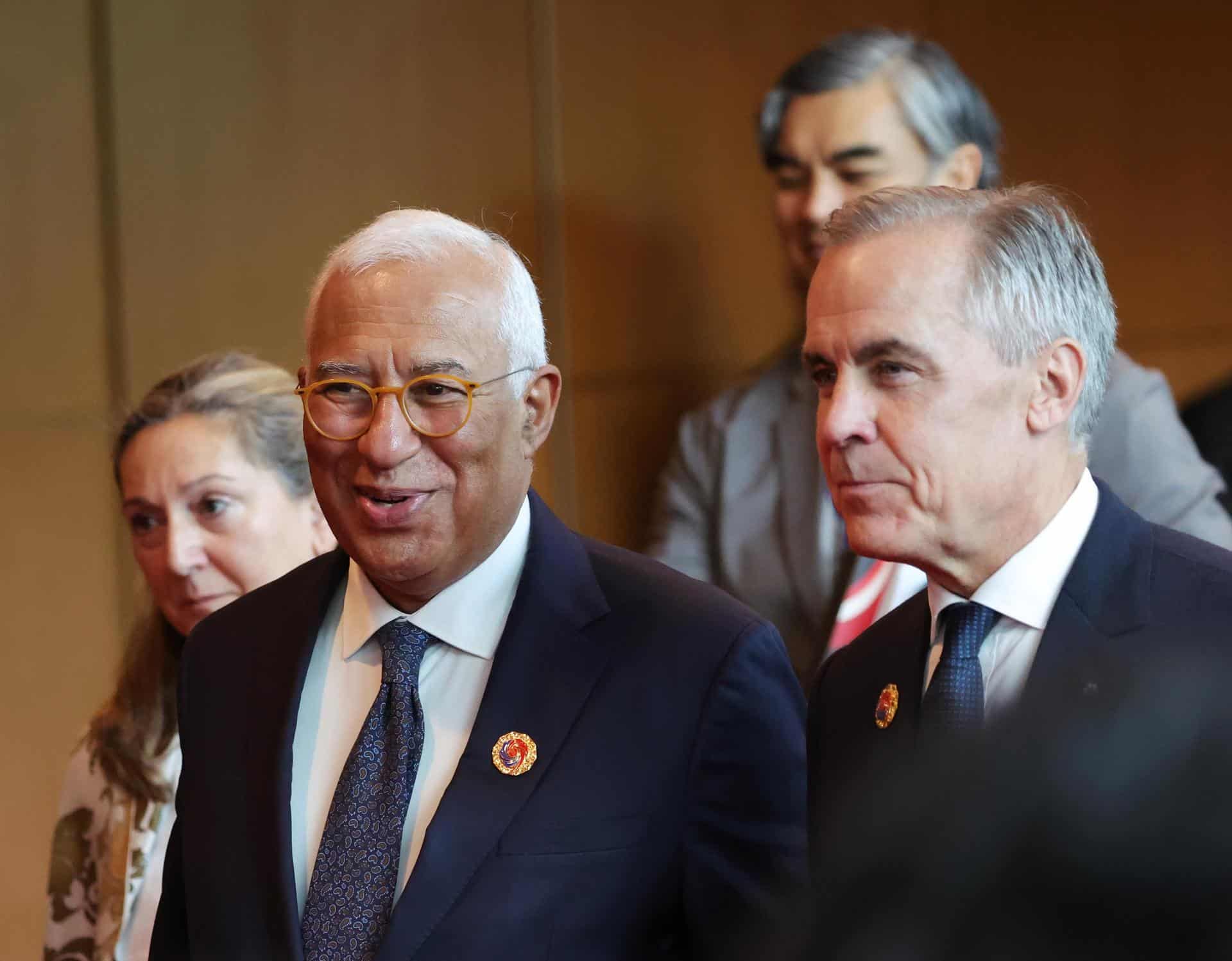 El presidente del Consejo Europeo, Antonio Costa (I), y el primer ministro de Canadá, Mark Carney (D), caminan juntos mientras abandonan una sesión plenaria de la Cumbre de la Asociación de Naciones del Sudeste Asiático (ASEAN) en el Centro de Convenciones de Kuala Lumpur (KLCC) en Kuala Lumpur, Malasia, 26 de octubre de 2025. La 47ª Cumbre de la ASEAN y las Cumbres Relacionadas se celebran en la capital malaya del 26 al 28 de octubre de 2025. (Malasia) EFE/EPA/HOW HWEE YOUNG
 
//////////
 
Kuala Lumpur (Malaysia), 26/10/2025.- European Council President Antonio Costa (L) and Canada's Prime Minister Mark Carney (R) walk together as they leave a plenary session of the Association of Southeast Asian Nations (ASEAN) Summit at the Kuala Lumpur Convention Centre (KLCC) in Kuala Lumpur, Malaysia, 26 October 2025. The 47th ASEAN Summit and Related Summits are being held in the Malaysian capital from 26 to 28 October 2025. (Malasia) EFE/EPA/HOW HWEE YOUNG