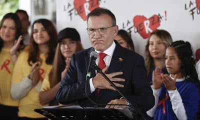 El exsenador Roy Barreras habla durante un acto político este lunes, en Bogotá (Colombia). EFE/ Mauricio Dueñas Castañeda