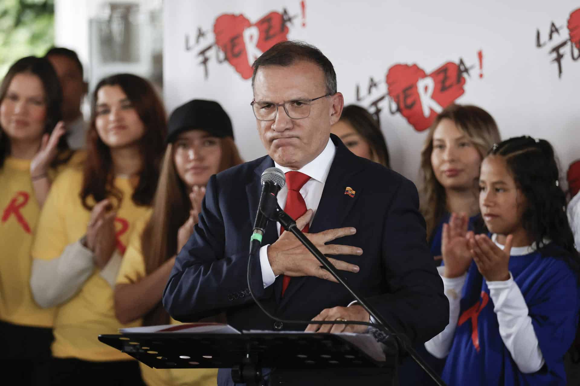 El exsenador Roy Barreras habla durante un acto político este lunes, en Bogotá (Colombia). EFE/ Mauricio Dueñas Castañeda