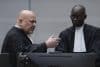 El fiscal jefe, Karim Khan, (I) habla con el fiscal adjunto Mame Mandiaye Niang mientras esperan a que el ex presidente de Filipinas Rodrigo Duterte aparezca a través de una videollamada en la sala del Tribunal Penal Internacional (TPI) en La Haya, Países Bajos, 14 de marzo de 2025. 
EFE/EPA/PETER DEJONG / POOL
////////// The Hague (Netherlands), 14/03/2025.- Chief Prosecutor Karim Khan (L) talks to Deputy Prosecutor Mame Mandiaye Niang as they wait for former Philippine President Rodrigo Duterte to appear via video link in the courtroom of the International Criminal Court (ICC) in The Hague, Netherlands, 14 March 2025. Duterte, who is being held in Scheveningen prison, appears before a pre-trial chamber of the ICC, following his arrest on 11 March in Manila. The ICC is investigating Duterte's war on drugs campaign that resulted in thousands of cases of alleged extra-judicial killings during his term. (Países Bajos; Holanda, La Haya) EFE/EPA/PETER DEJONG / POOL
