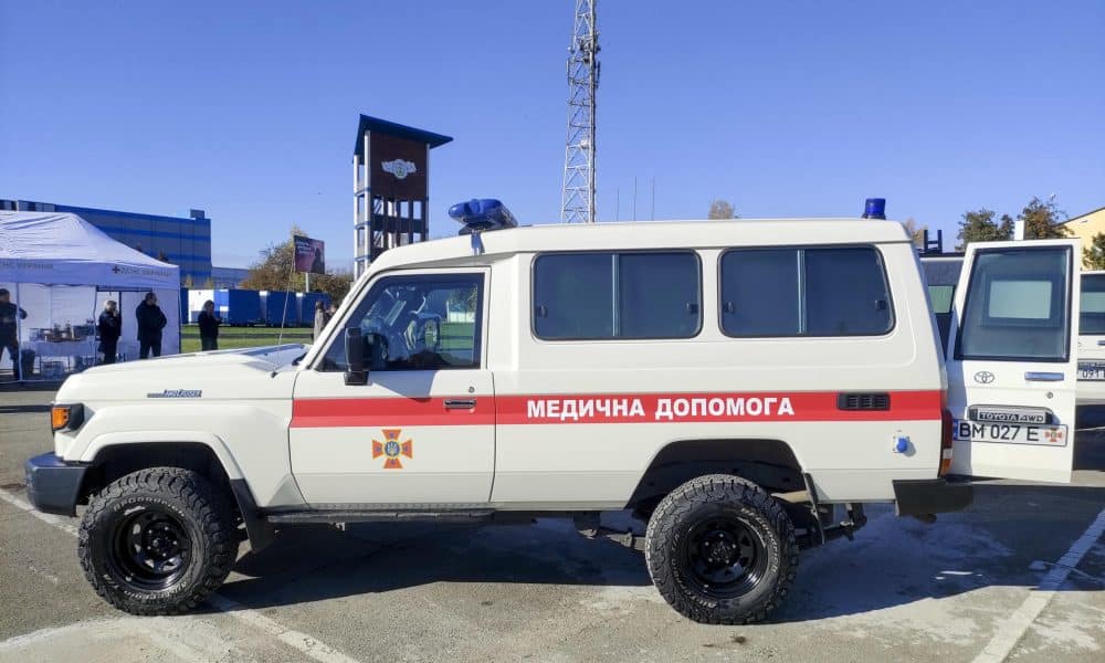 España, Luxemburgo, Países Bajos, Suecia y el Programa de Naciones Unidas para el Desarrollo (PNUD) entregaron este martes a Ucrania parte de los 12 vehículos blindados medicalizados (en la imagen) que han comprado para dar atención inmediata al personal especializado que resulte herido en misiones de neutralización de explosivos o rescate en zonas peligrosas cerca del frente. "Estos vehículos están diseñados para hacer extracciones rápidas, tratamiento sobre el terreno y evacuaciones en el menor tiempo posible. Servirán para salvar vidas y apoyar al valiente personal que participa en el desminado humanitario y en intervenciones de emergencia", dijo en la ceremonia de entrega en las afueras de Kiev Antonio Santamaría, encargado de negocios de la embajada española en Kiev. EFE/ Marcel Gascón