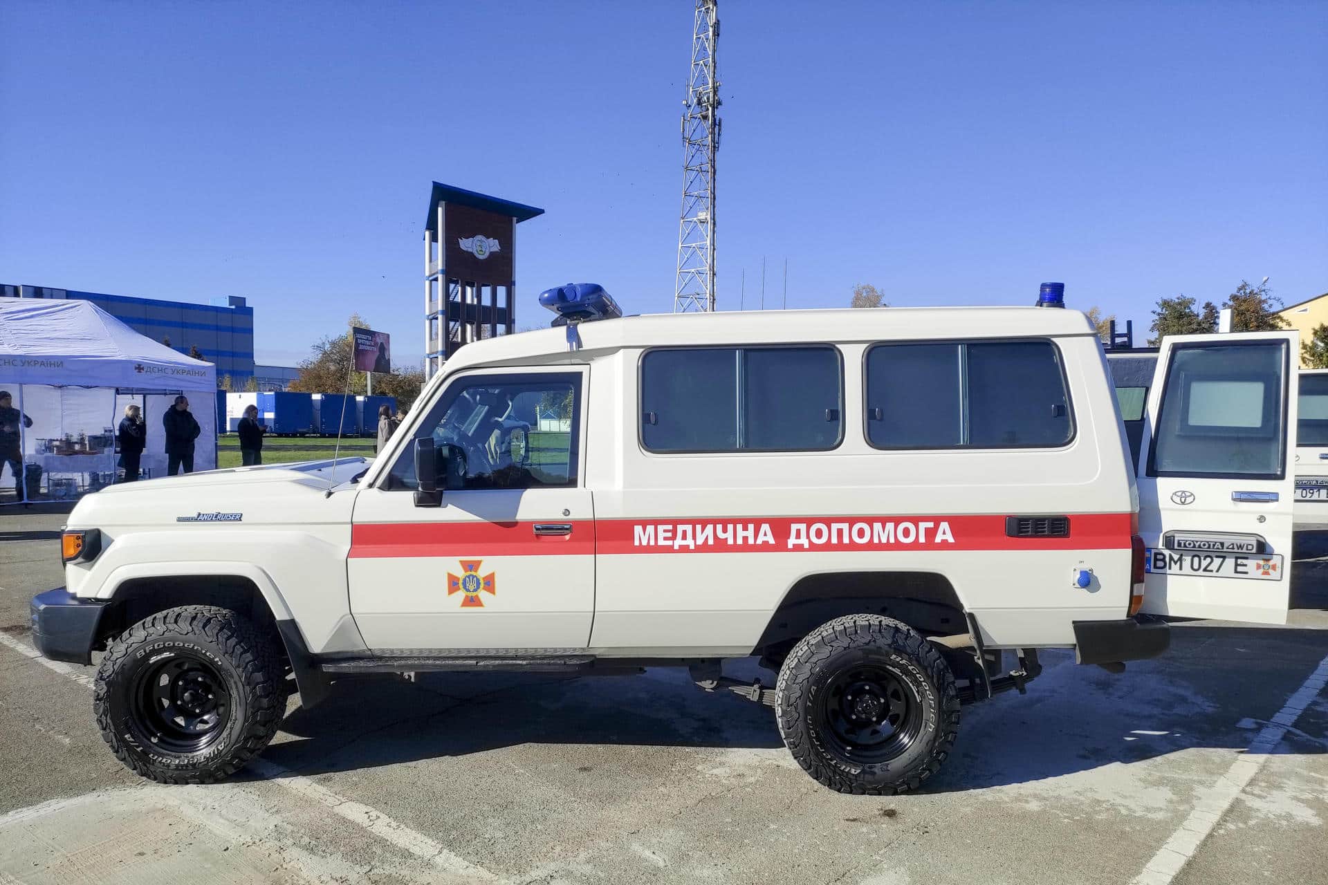 España, Luxemburgo, Países Bajos, Suecia y el Programa de Naciones Unidas para el Desarrollo (PNUD) entregaron este martes a Ucrania parte de los 12 vehículos blindados medicalizados (en la imagen) que han comprado para dar atención inmediata al personal especializado que resulte herido en misiones de neutralización de explosivos o rescate en zonas peligrosas cerca del frente. "Estos vehículos están diseñados para hacer extracciones rápidas, tratamiento sobre el terreno y evacuaciones en el menor tiempo posible. Servirán para salvar vidas y apoyar al valiente personal que participa en el desminado humanitario y en intervenciones de emergencia", dijo en la ceremonia de entrega en las afueras de Kiev Antonio Santamaría, encargado de negocios de la embajada española en Kiev. EFE/ Marcel Gascón