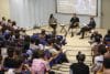 El ingeniero estadounidense Hugh Herr (c), Premio Princesa de Asturias de Investigación Científica y Técnica 2016, mantiene un encuentro con estudiantes de la Escuela Politécnica de Gijón, este jueves. EFE/Juan González.