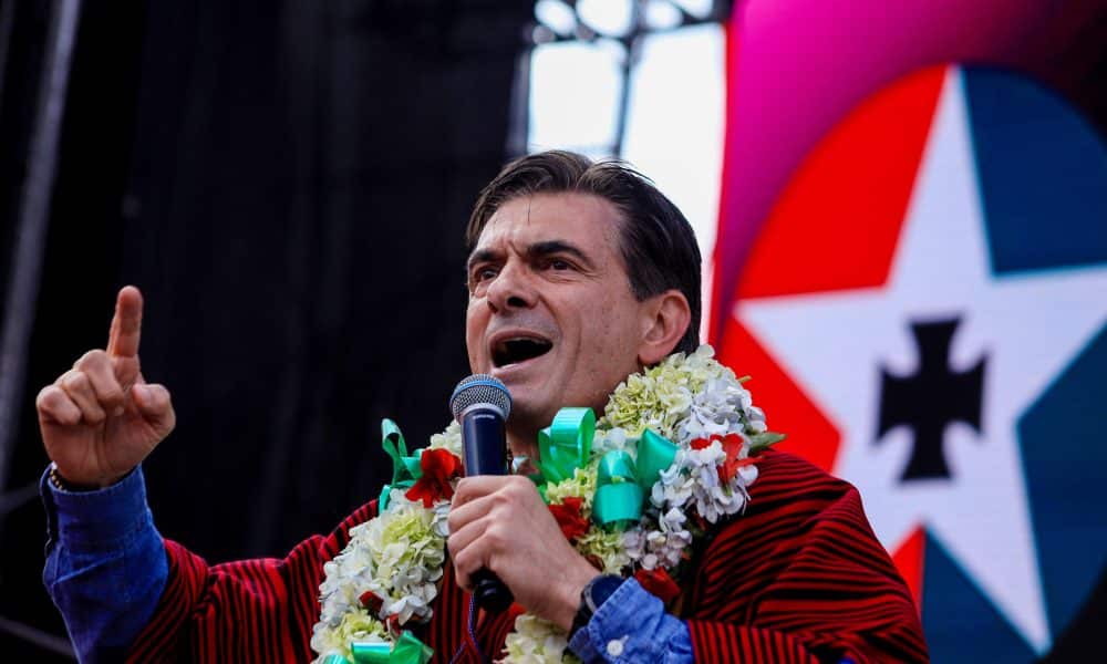 El candidato a la Presidencia de Bolivia Rodrigo Paz, del Partido Demócrata Cristiano (PDC), habla durante el cierre de su campaña este sábado, en El Alto (Bolivia). EFE/ Gabriel Márquez