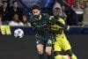 El defensa del Manchester City Joško Gvardiol (i) disputa un balón con el delantero del Villarreal Nicolas Pépé (d) durante el encuentro de la fase regular de la Liga de Campeones que disputan en el estadio La Cerámica, en Villarreal. EFE/ Andreu Esteban