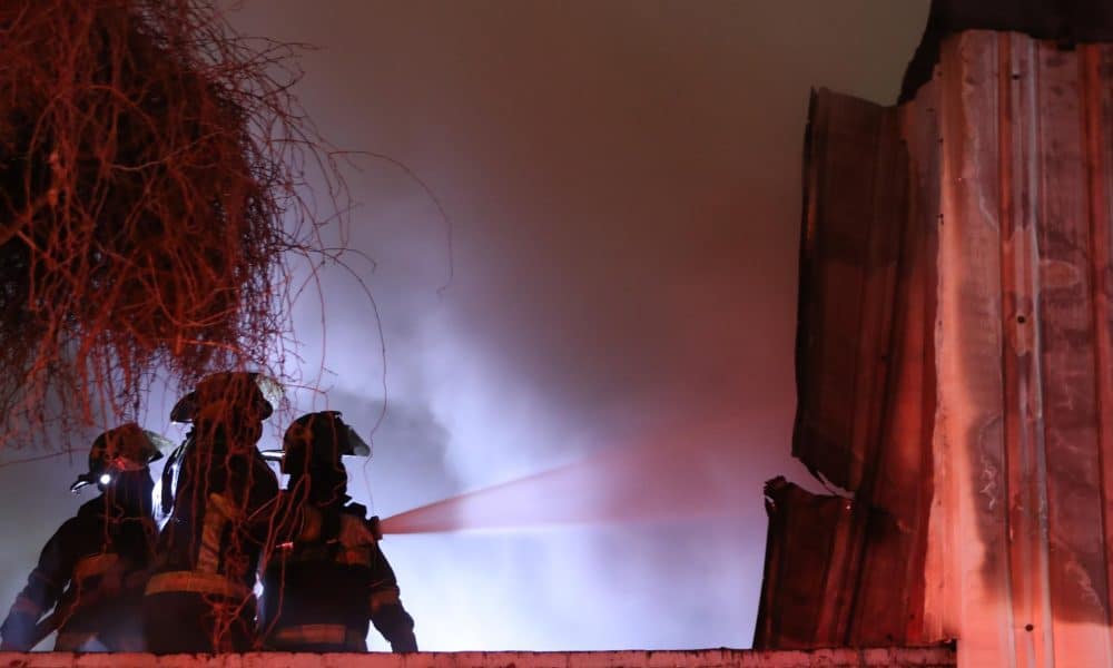 Varios bomberos intentan apagar un incendio registrado en Ciudad de México. Imagen de archivo. EFE/ Mario Guzmán