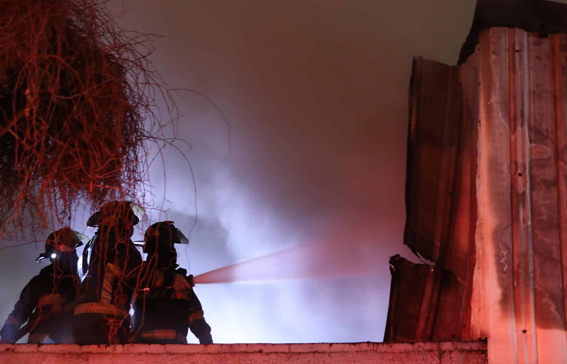 Varios bomberos intentan apagar un incendio registrado en Ciudad de México. Imagen de archivo. EFE/ Mario Guzmán