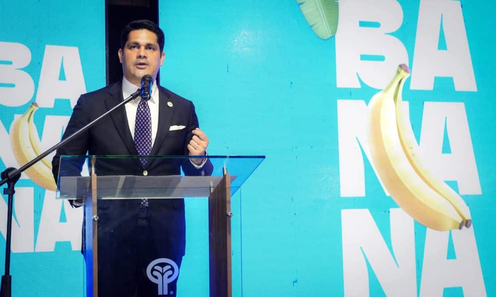 Presidente del directorio de la Asociación de Exportadores de Banano del Ecuador (AEBE), Jorge Encalada, hablando durante la inauguración de la convención 'Banana Time Machala 2025'. EFE/ AEBE /