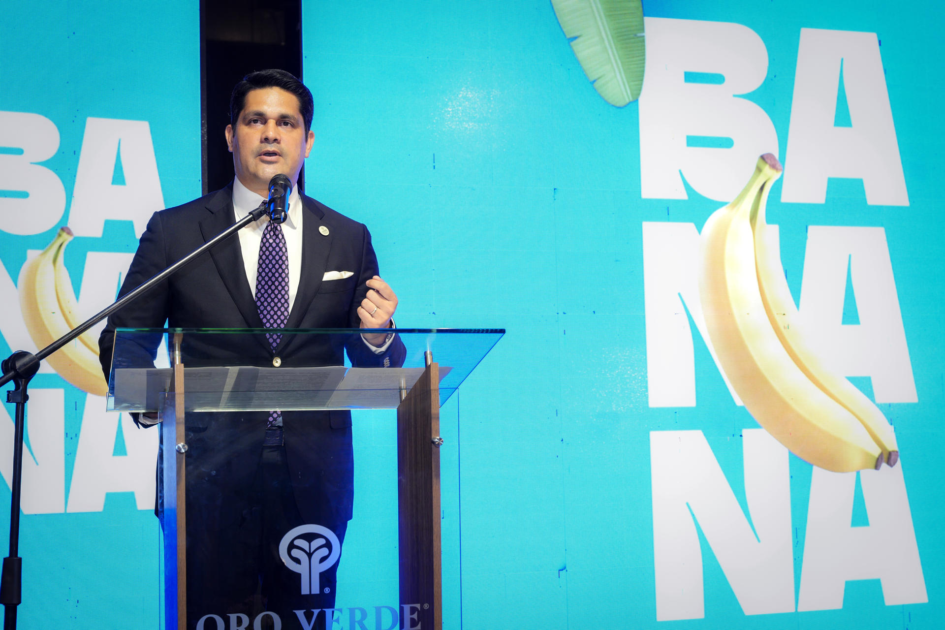 Presidente del directorio de la Asociación de Exportadores de Banano del Ecuador (AEBE), Jorge Encalada, hablando durante la inauguración de la convención 'Banana Time Machala 2025'. EFE/ AEBE /