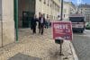 La huelga general de funcionarios y médicos que se desarrolla este viernes en Portugal está afectando a hospitales, escuelas y juzgados, algunos de los cuales se han visto obligados a cerrar. La protesta, convocada por el sindicato de funcionarios de las administraciones públicas 'Frente Comum' y por la Federación Nacional de los Médicos, comenzó la pasada medianoche y tiene una duración de 24 horas. EFE/ Carlota Ciudad