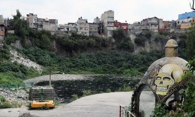 Fotografía que muestra basura acumulada este viernes en el RíoTacubaya, en la Ciudad de México (México). EFE/ Mario Guzmán