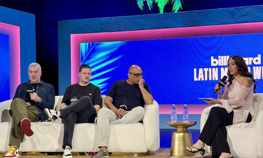 De izquierda a derecha, el agente musical de Creative Artists Agency (CAA), Mac Clark, el director de festivales de OCESA, Leizer Guss, y el promotor de giras globales de Live Nation, Jorge García, hablan con la editora sénior de Latin Billboard, Griselda Flores, en el marco de la Semana de la Música Latina de Billboard este lunes, en Miami (Estados Unidos). EFE/Pedro Pablo Cortés
