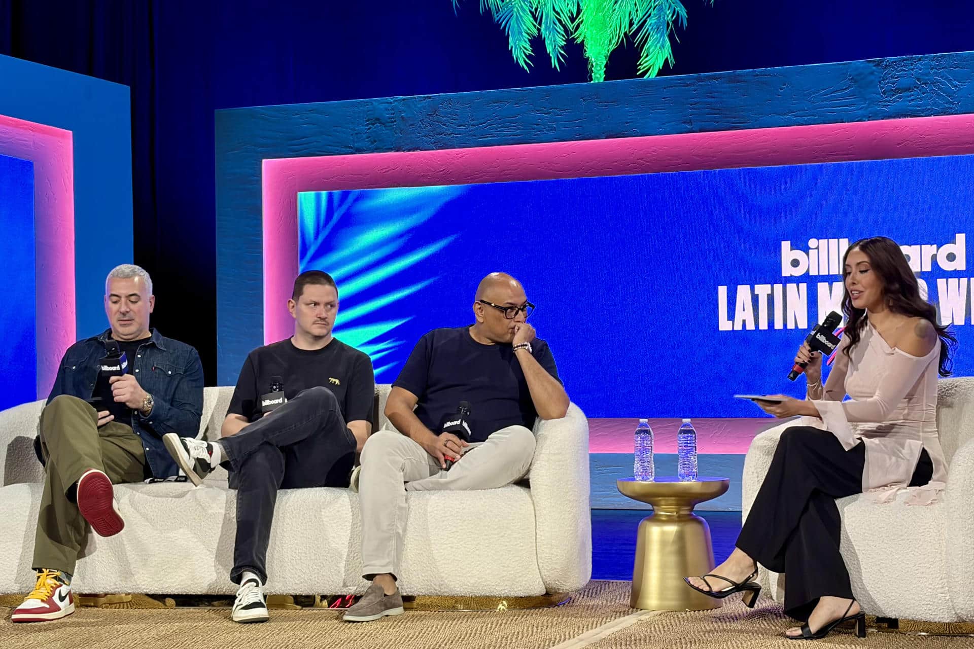 De izquierda a derecha, el agente musical de Creative Artists Agency (CAA), Mac Clark, el director de festivales de OCESA, Leizer Guss, y el promotor de giras globales de Live Nation, Jorge García, hablan con la editora sénior de Latin Billboard, Griselda Flores, en el marco de la Semana de la Música Latina de Billboard este lunes, en Miami (Estados Unidos). EFE/Pedro Pablo Cortés