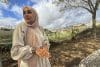 La musulmana portuguesa Zohra Lodhia, una de las creadoras del grupo 'Alma Portuguesa Fe Islámica' muestra un tatuaje de henna en sus manos durante un paseo por el barrio de Odivelas, en las afueras de Lisboa. Ella y su amiga Sarika Karim, cofundadora de esa organización, llevan hiyab, el velo islámico que cubre el cabello, y defienden el derecho de la mujer a elegir su atuendo, en un momento en que el Parlamento ha dado el primer paso para sacar adelante una iniciativa del partido de ultraderecha Chega para prohibir el burka. EFE/Susana Samhan