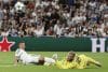 El delantero francés del Real Madrid Kylian Mbappé (izda) en acción ante el portero de la Juventus Michele Di Gregorio durante el partido de la jornada 3 de la Liga de Campeones UEFA, entre el Real Madrid y la Juventus, en el estadio Santiago Bernabéu de Madrid. EFE/Sergio Pérez