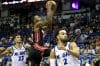 El alero de Miami Heat Andrew Wiggins (c) se eleva para anotar este sábado en un partido de la pretemporada de la NBA jugado en el Coliseo José Miguel Agrelot, de San Juan (Puerto Rico). EFE/ Thais Llorca
