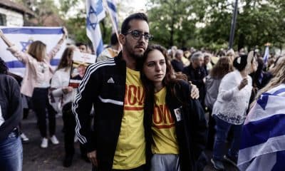 Personas participan en una manifestación al cumplirse el segundo aniversario de los ataques de Hamás contra Israel, pidiendo la liberación de los rehenes cautivos en el enclave palestino, este martes en Buenos Aires (Argentina). EFE/ Juan Ignacio Roncoroni