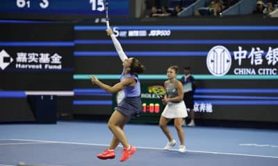 Las italianas Sara Errani y Jasmine Paolini en acción contra Miyu Kato de Japón y Fanny Stollar de Hungría durante la final del partido de dobles femeninos en el Abierto de China, en Pekin. EFE/EPA/ANDRES MARTINEZ CASARES