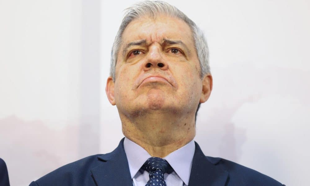 El ministro del Interior de Paraguay, Enrique Riera, reacciona durante una rueda de prensa este lunes, en Asunción (Paraguay). EFE/ Juan Pablo Pino