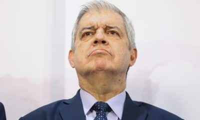 El ministro del Interior de Paraguay, Enrique Riera, reacciona durante una rueda de prensa este lunes, en Asunción (Paraguay). EFE/ Juan Pablo Pino