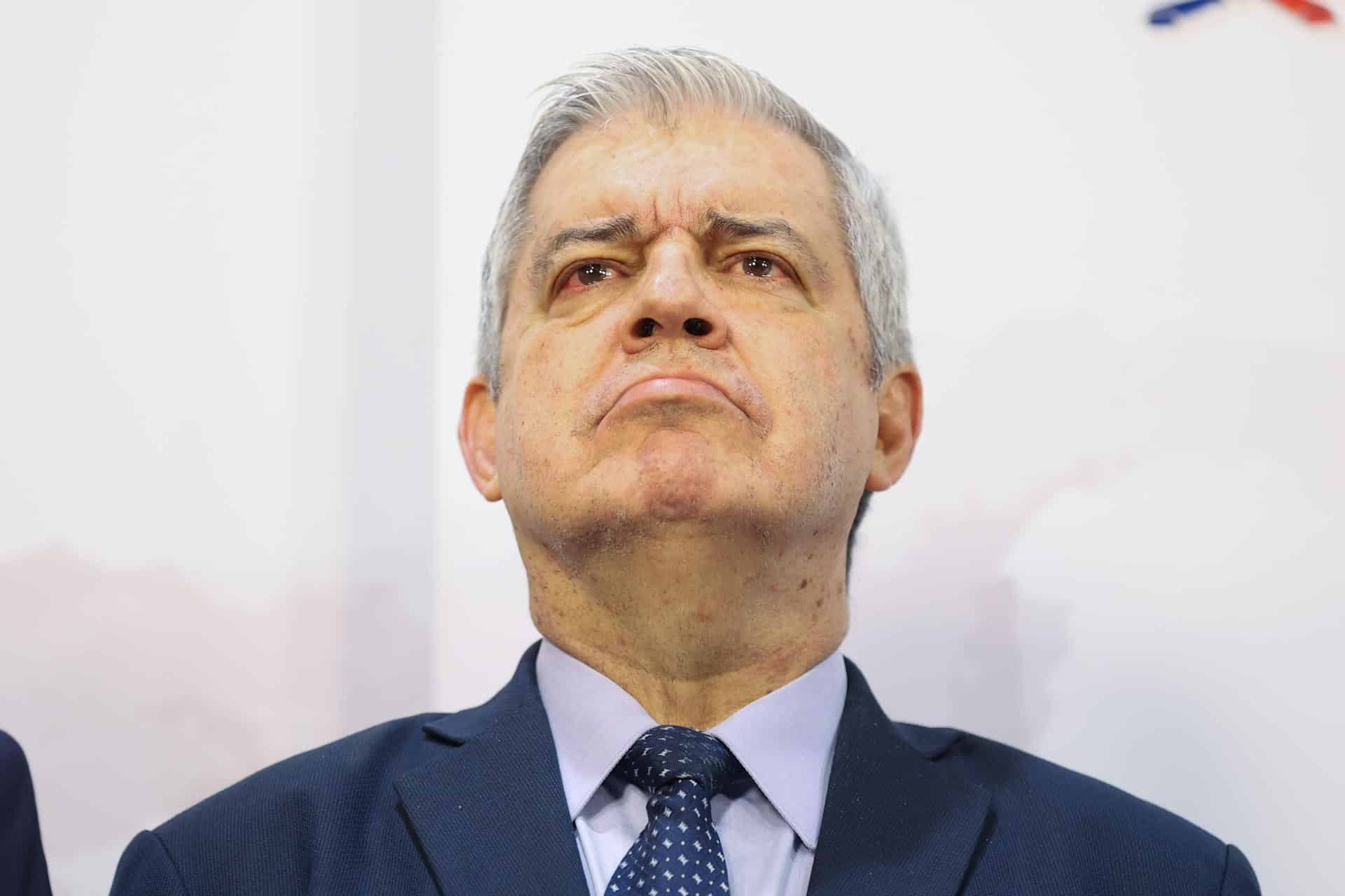 El ministro del Interior de Paraguay, Enrique Riera, reacciona durante una rueda de prensa este lunes, en Asunción (Paraguay). EFE/ Juan Pablo Pino