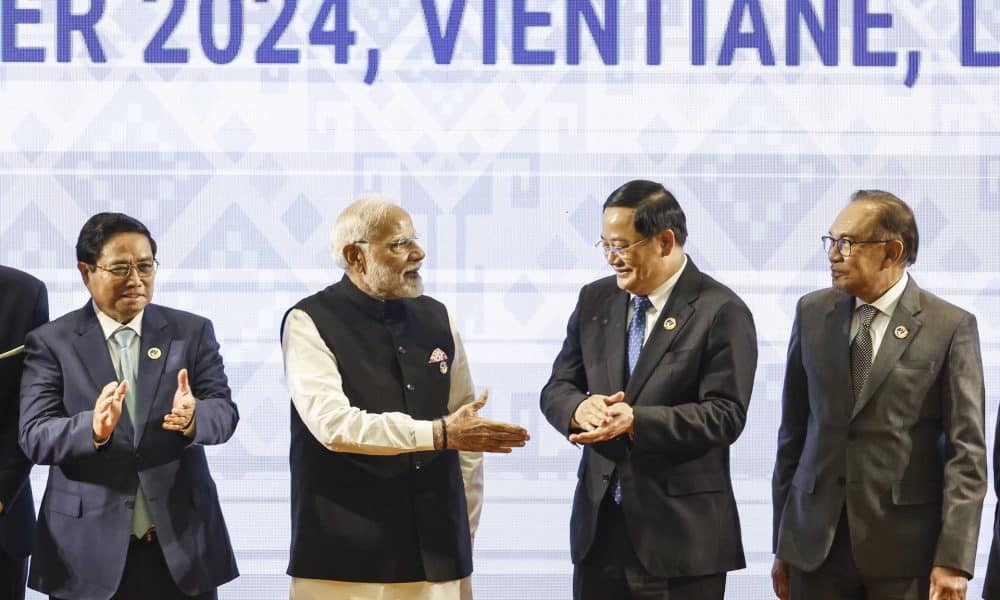 Fotografía de archivo, tomada el 10/10/2024, que muestra al presidente de India, Narendra Modi, saludando al primer ministro de Laos, Sonexay Siphandone, durante su participación en la cumbre de la ASEAN en Vientián. EFE/EPA/RUNGROJ YONGRIT