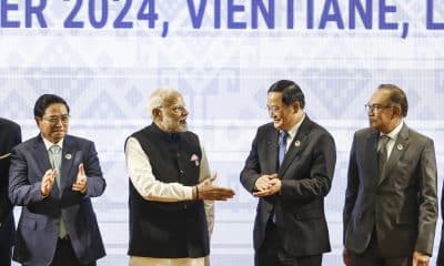 Fotografía de archivo, tomada el 10/10/2024, que muestra al presidente de India, Narendra Modi, saludando al primer ministro de Laos, Sonexay Siphandone, durante su participación en la cumbre de la ASEAN en Vientián. EFE/EPA/RUNGROJ YONGRIT