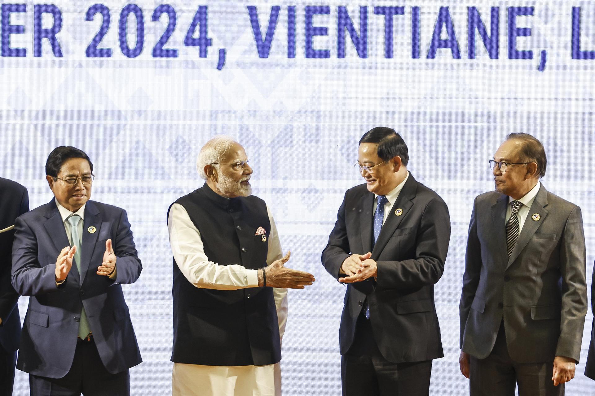 Fotografía de archivo, tomada el 10/10/2024, que muestra al presidente de India, Narendra Modi, saludando al primer ministro de Laos, Sonexay Siphandone, durante su participación en la cumbre de la ASEAN en Vientián. EFE/EPA/RUNGROJ YONGRIT