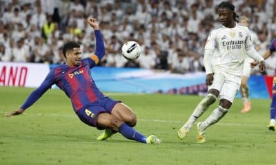 El defensa del FC Barcleona, Ronald Araujo (i) y el centrocampista del Real Madrid Aurelien Tchouameni, durante el partido de la décima jornada de LaLiga EA Sports, que Real Madrid y FC Barcelona disputaron en el estadio Santiago Bernabéu. EFE/ Chema Moya