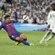 El defensa del FC Barcleona, Ronald Araujo (i) y el centrocampista del Real Madrid Aurelien Tchouameni, durante el partido de la décima jornada de LaLiga EA Sports, que Real Madrid y FC Barcelona disputaron en el estadio Santiago Bernabéu. EFE/ Chema Moya