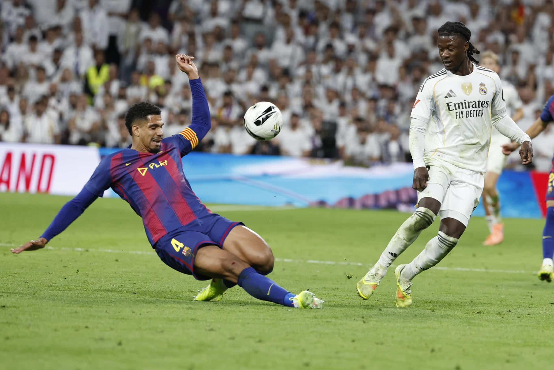 El defensa del FC Barcleona, Ronald Araujo (i) y el centrocampista del Real Madrid Aurelien Tchouameni, durante el partido de la décima jornada de LaLiga EA Sports, que Real Madrid y FC Barcelona disputaron en el estadio Santiago Bernabéu. EFE/ Chema Moya