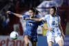 Camila Arrieta (i), de Paraguay, disputa el balón con Maricel Pereyra, de Argentina, en un partido de la Liga de Naciones Femenina en el estadio Diego Armando Maradona en Buenos Aires. EFE/Juan Ignacio Roncoroni