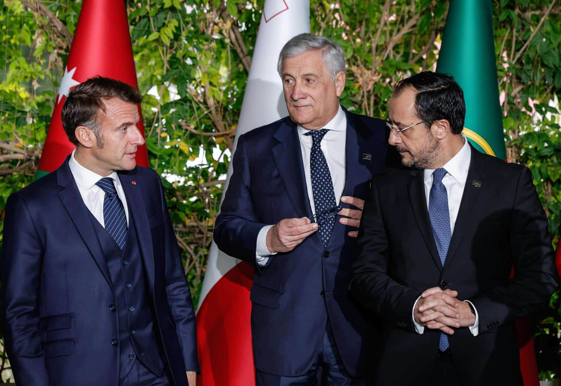 El presidente de Francia, Emmanuel Macron (L), el ministro de Asuntos Exteriores y vice primer ministro de Italia, Antonio Tajani (C) y el presidente de Chipre, Nikos Christodoulides conversan durante una foto familiar como parte de la Cumbre de Líderes MED9 en el Kempinski Palace, en Portoroz, Eslovenia, 20 de octubre de 2025. Eslovenia acoge a los líderes de MED9, quienes se unen al presidente de la Comisión Europea, para discutir la competitividad europea y la situación en Oriente Medio. (Chipre, Francia, Eslovenia) EFE/EPA/GIUSEPPE LAMI