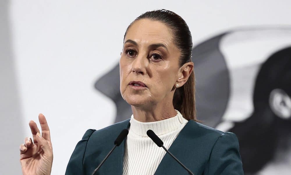 La presidenta de México, Claudia Sheinbaum, habla en una rueda de prensa este lunes, en Palacio Nacional de la Ciudad de México (México). EFE/José Méndez