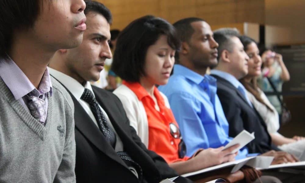 Personas de distintas nacionalidades realizan su examen de ciudadanía estadounidense. Imagen de archivo. EFE/DAMIÁ S. BONMATÍ