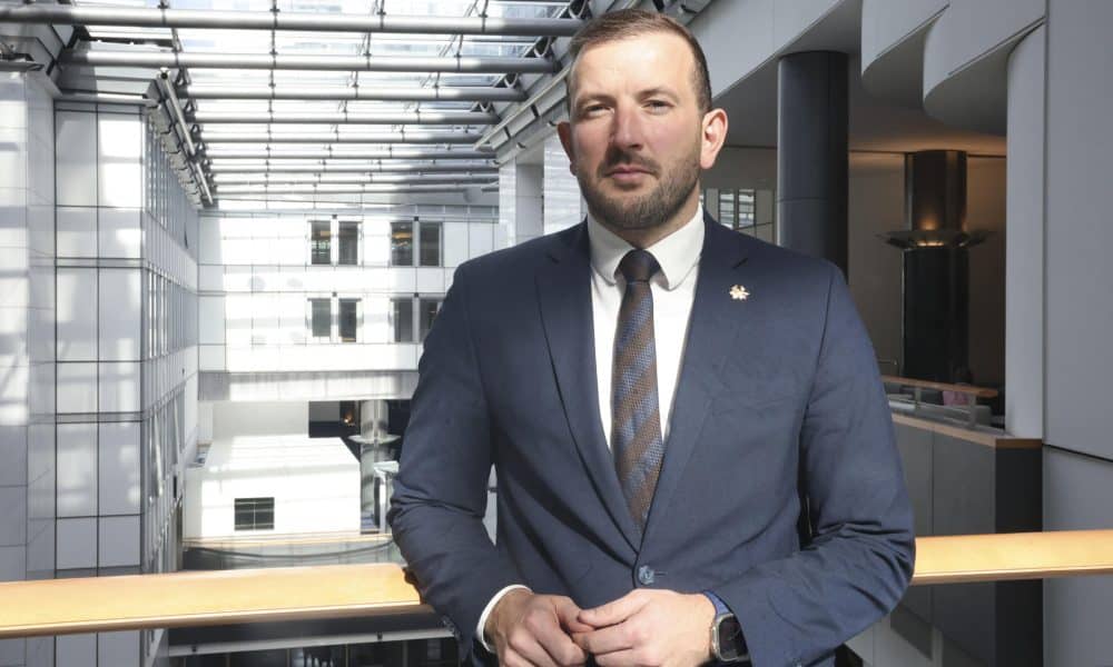 El excomisario europeo de Medioambiente y Pesca y actual eurodiputado lituano Virginijus Sinkevicius posa durante una entrevista con EFE en Bruselas. EFE/ Olatz Castrillo